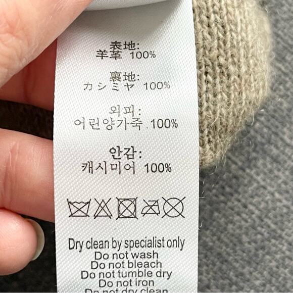 Warmen Woman’s Black Lambskin Leather Gloves with Button Detail and Cashmere - Picture 5 of 6